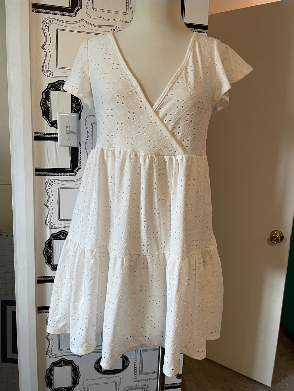 Jessica Simpson White Eyelet Flutter Sleeve Tiered Dress